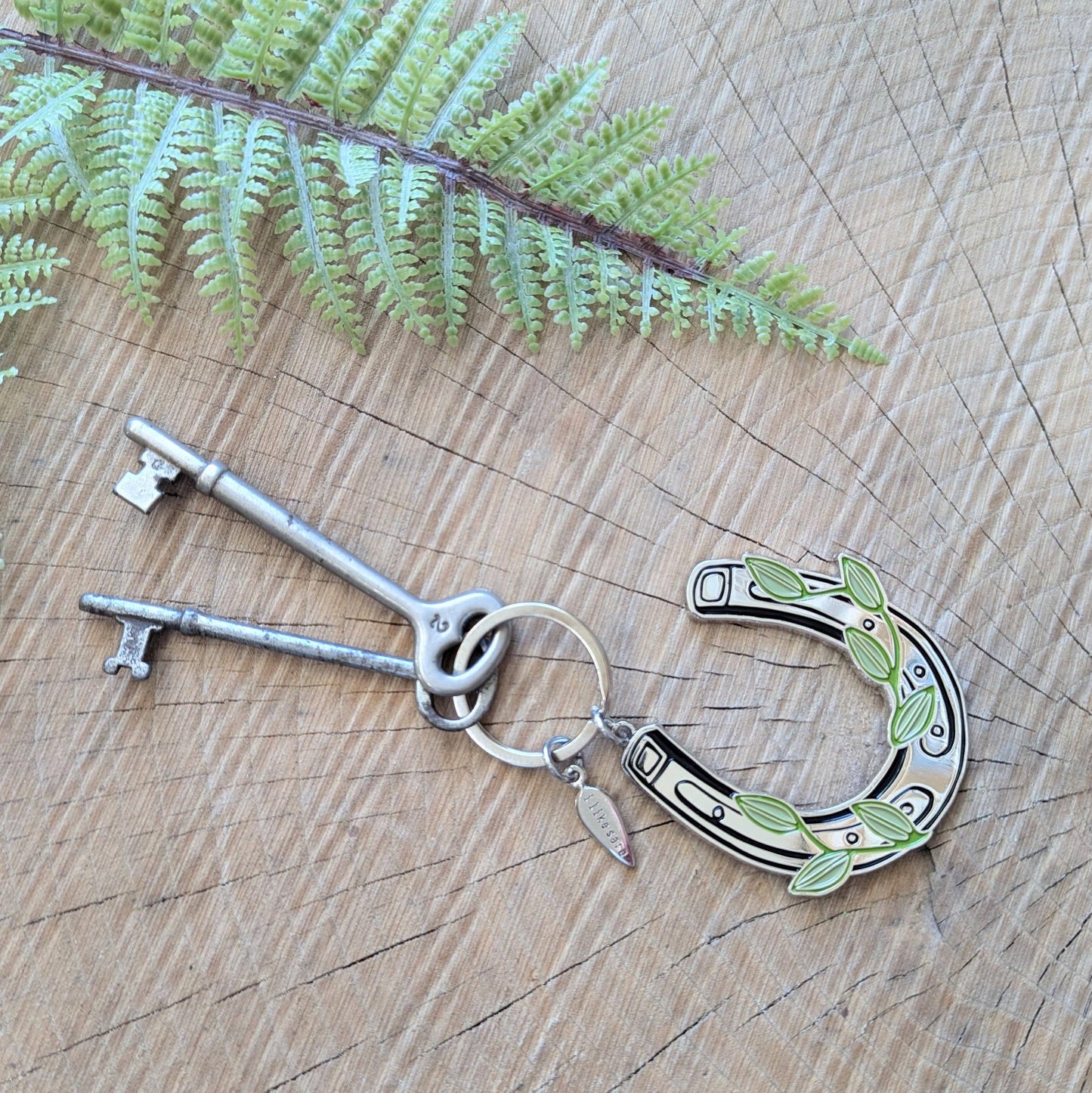 ilikesara | art + goods - Metal enamel keychain / bag charm | lucky vine horseshoe