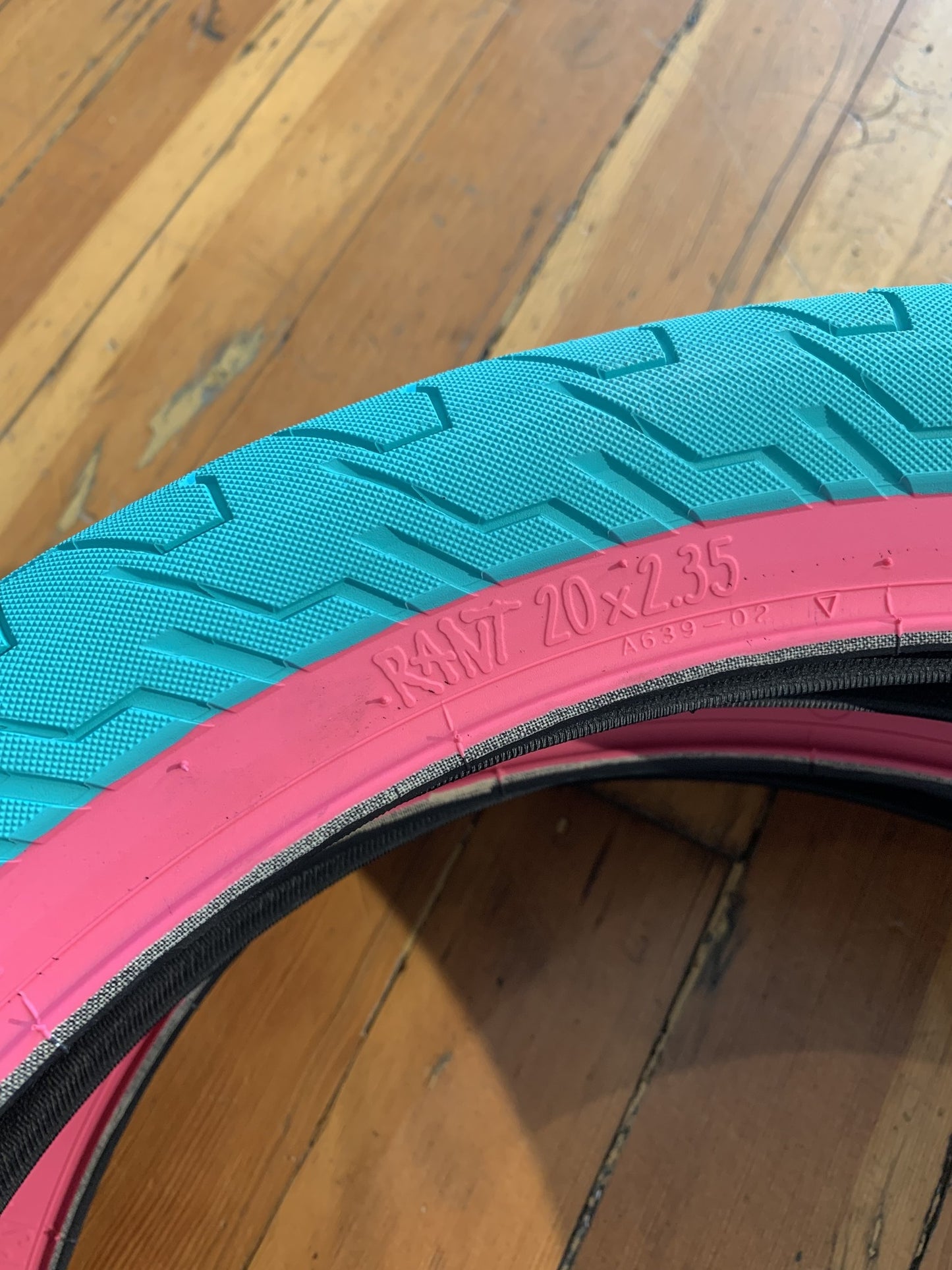 Tire 20x2.35 Teal Pink Wire Bead