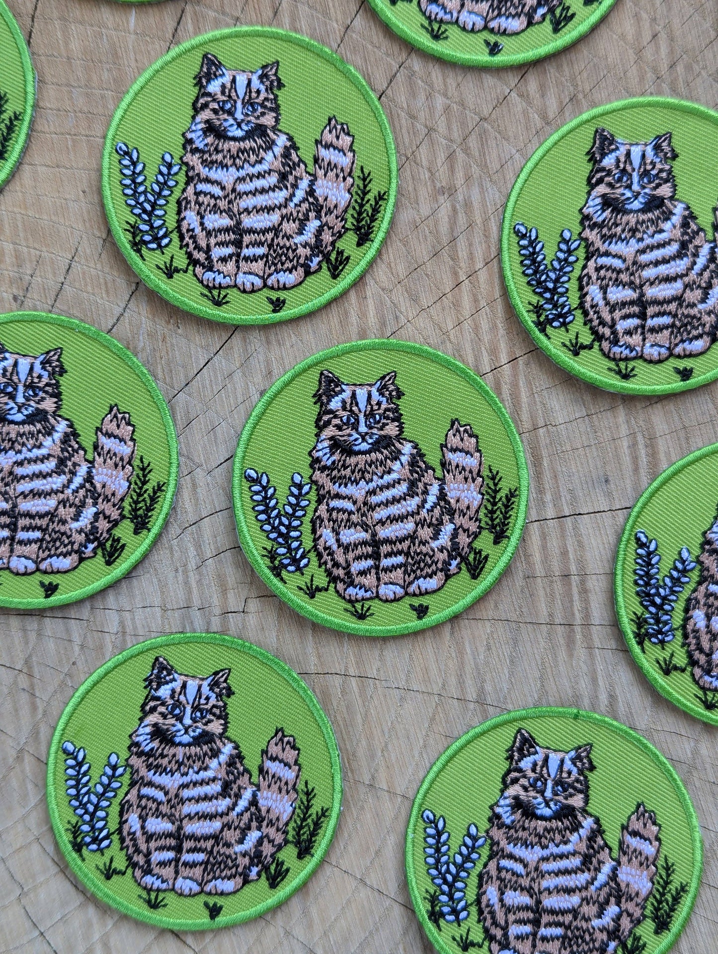 ilikesara | art + goods - Iron-on patch | outside cat - green 2.5" round