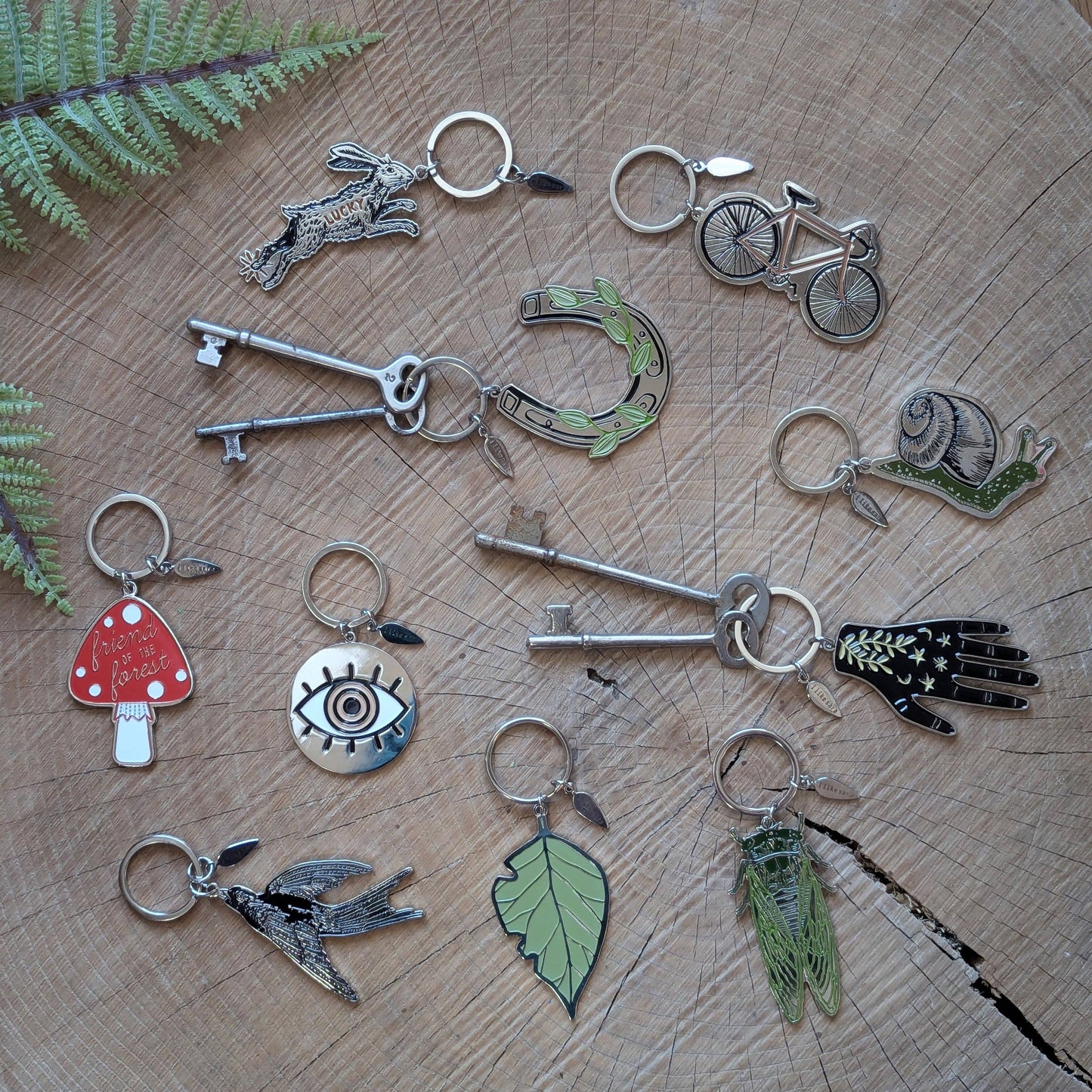 ilikesara | art + goods - Metal enamel keychain / bag charm | lucky vine horseshoe