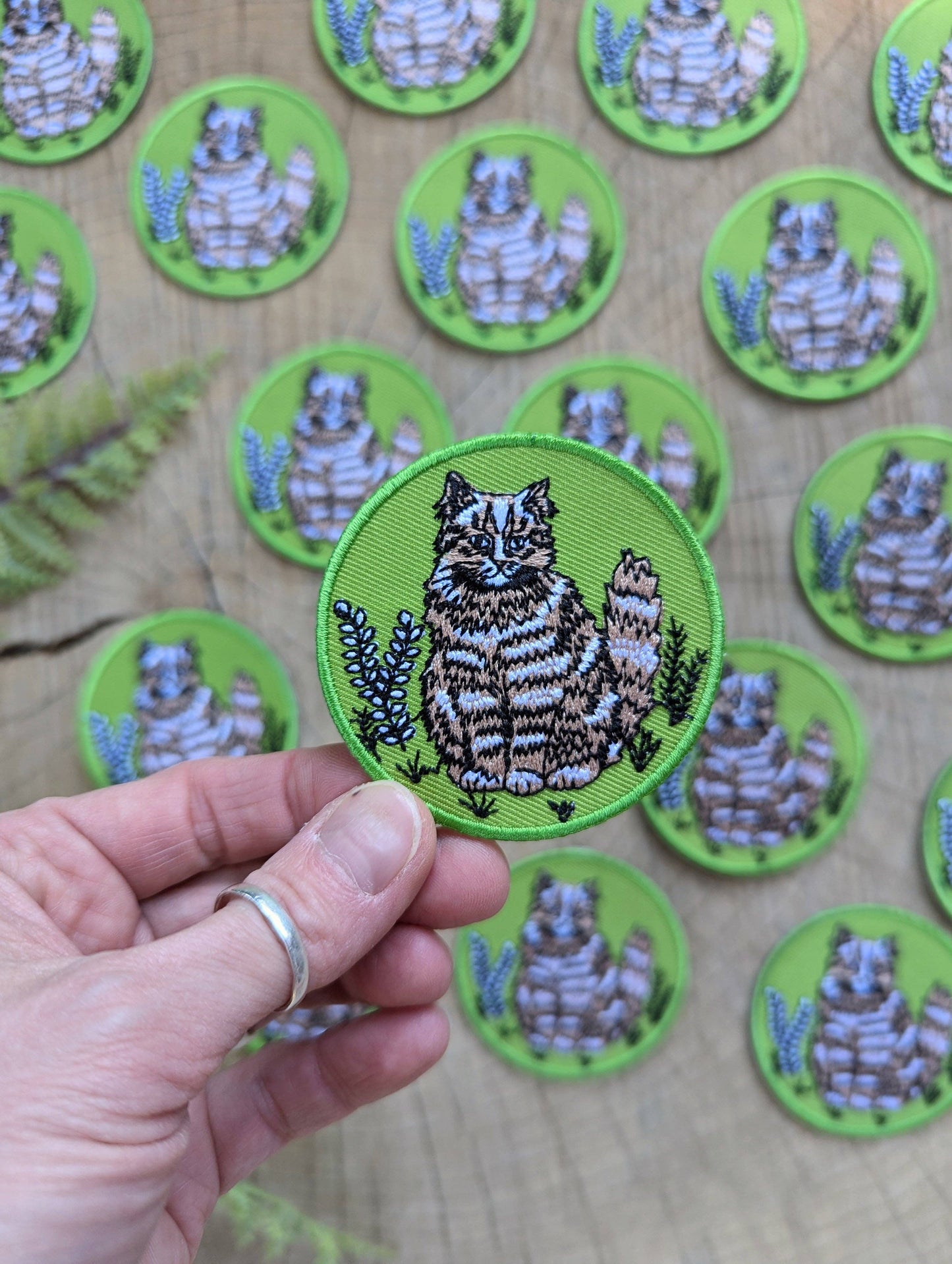 ilikesara | art + goods - Iron-on patch | outside cat - green 2.5" round