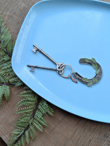 ilikesara | art + goods - Metal enamel keychain / bag charm | lucky vine horseshoe