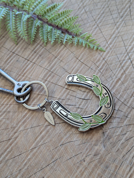 ilikesara | art + goods - Metal enamel keychain / bag charm | lucky vine horseshoe