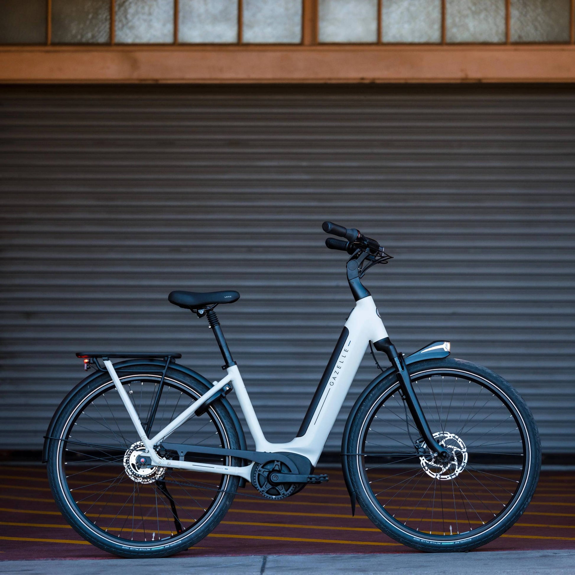 Gazelle Arroyo C5 Elite 2025 E Bike Damen Tiefeinsteiger Weiß 540Wh 57cm