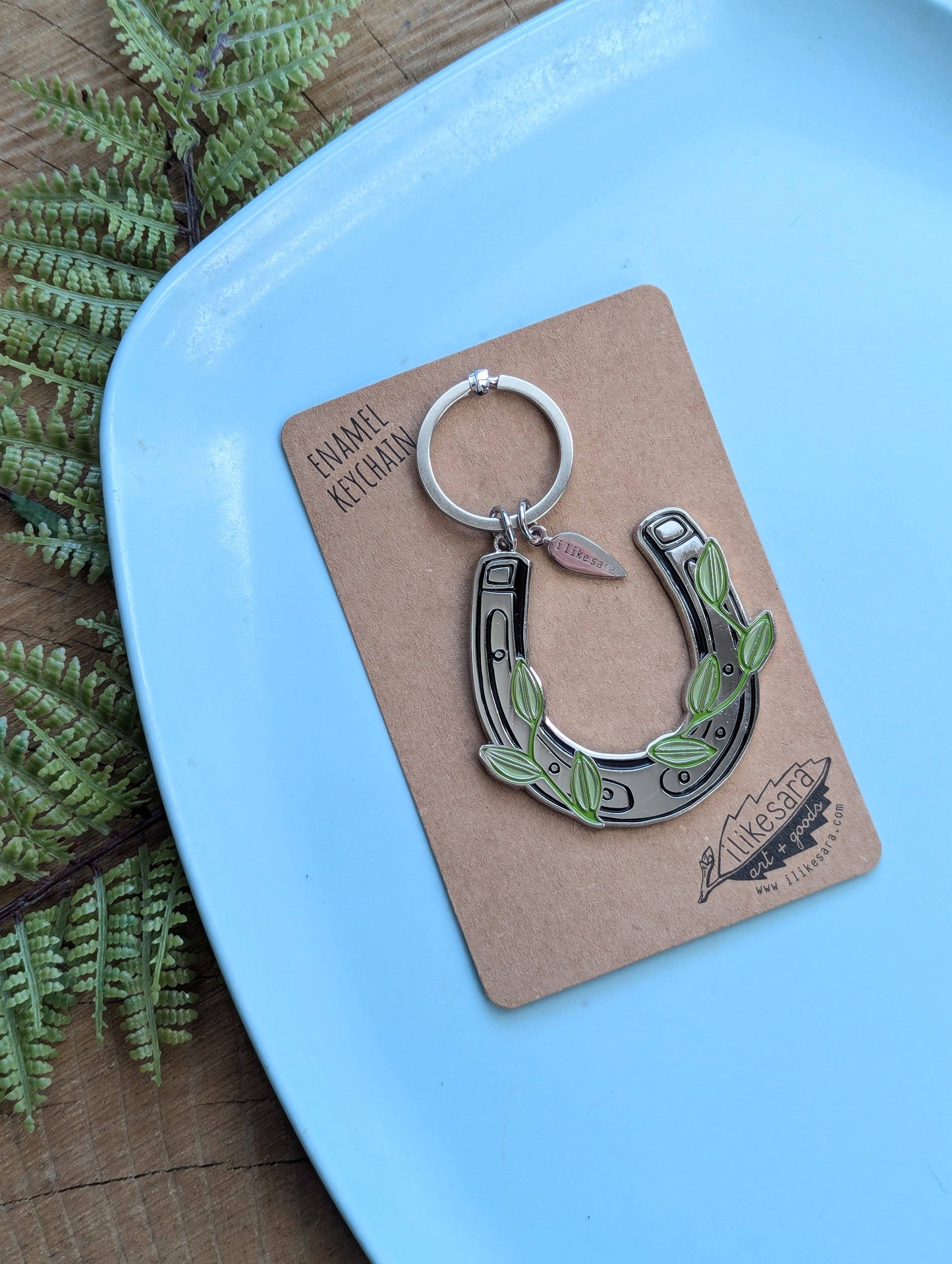 ilikesara | art + goods - Metal enamel keychain / bag charm | lucky vine horseshoe