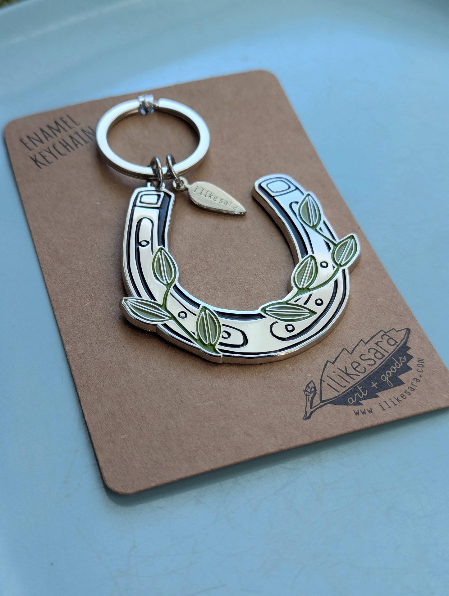 ilikesara | art + goods - Metal enamel keychain / bag charm | lucky vine horseshoe