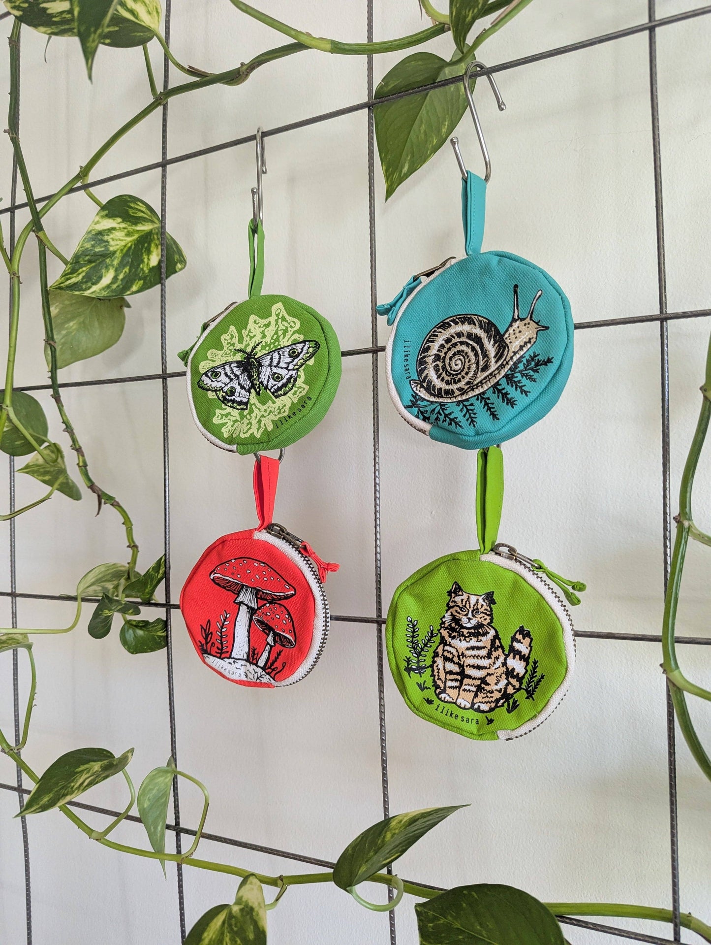 ilikesara | art + goods - Coin pouch | cat - green zipper bag with waterproof lining