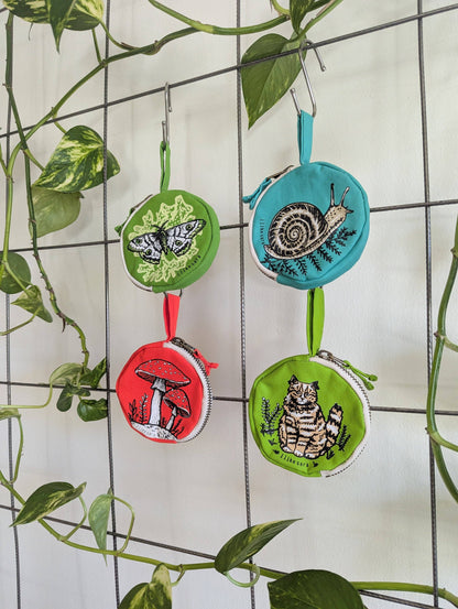 ilikesara | art + goods - Coin pouch | cat - green zipper bag with waterproof lining