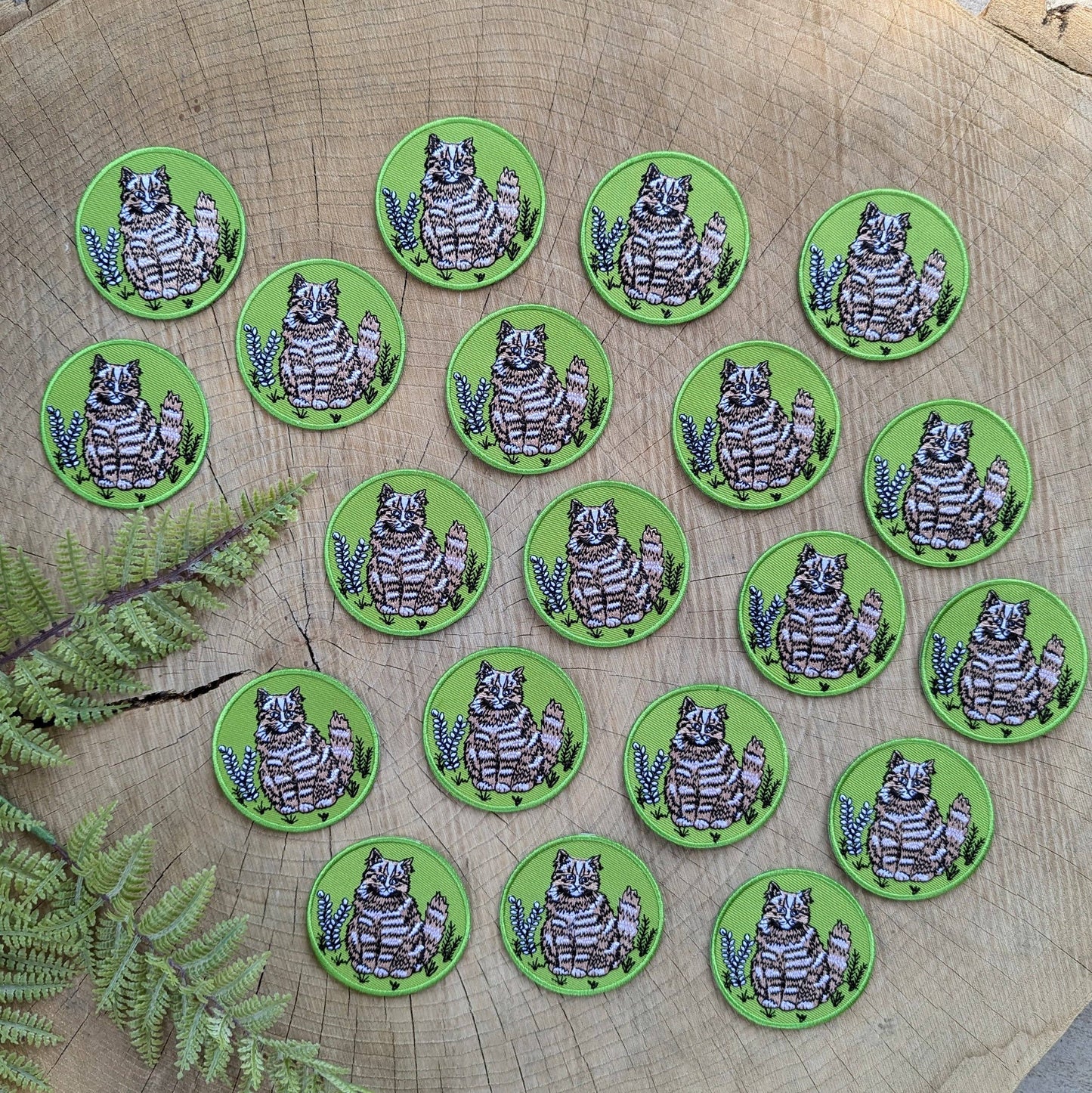 ilikesara | art + goods - Iron-on patch | outside cat - green 2.5" round
